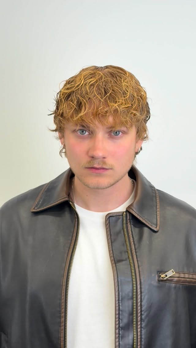 Blond lockig crop med vintage skinnjacka - Studio Asoi Stockholm