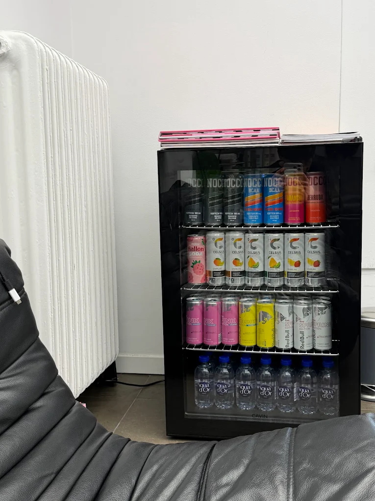 Kylskåp med Nocco, Celsius, Red Bull och Aqua d'Or som vi bjuder på hos Studio Asoi