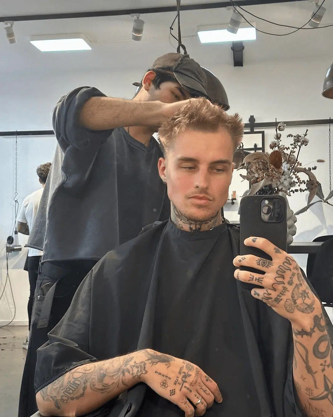 Blond geometrisk klippning